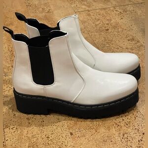 Brand New White With Black Story Boots Chunky Boots Women’s Sz 10